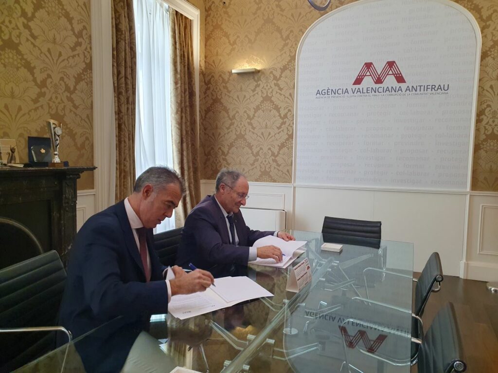 El director de la OAAF y el director de la AVAF en el acto de firma del convenio entre ambas instituciones en la sede de la Agencia Valenciana
