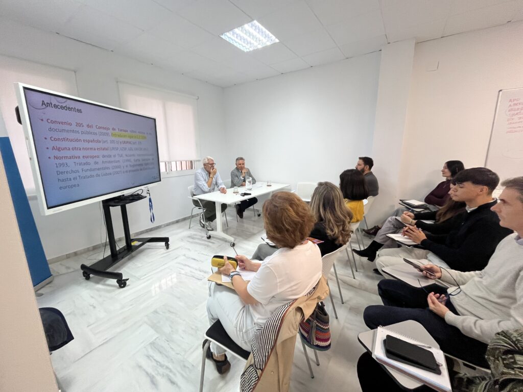 Inauguración del curso de Meseguer a cargo del director de la OAAF