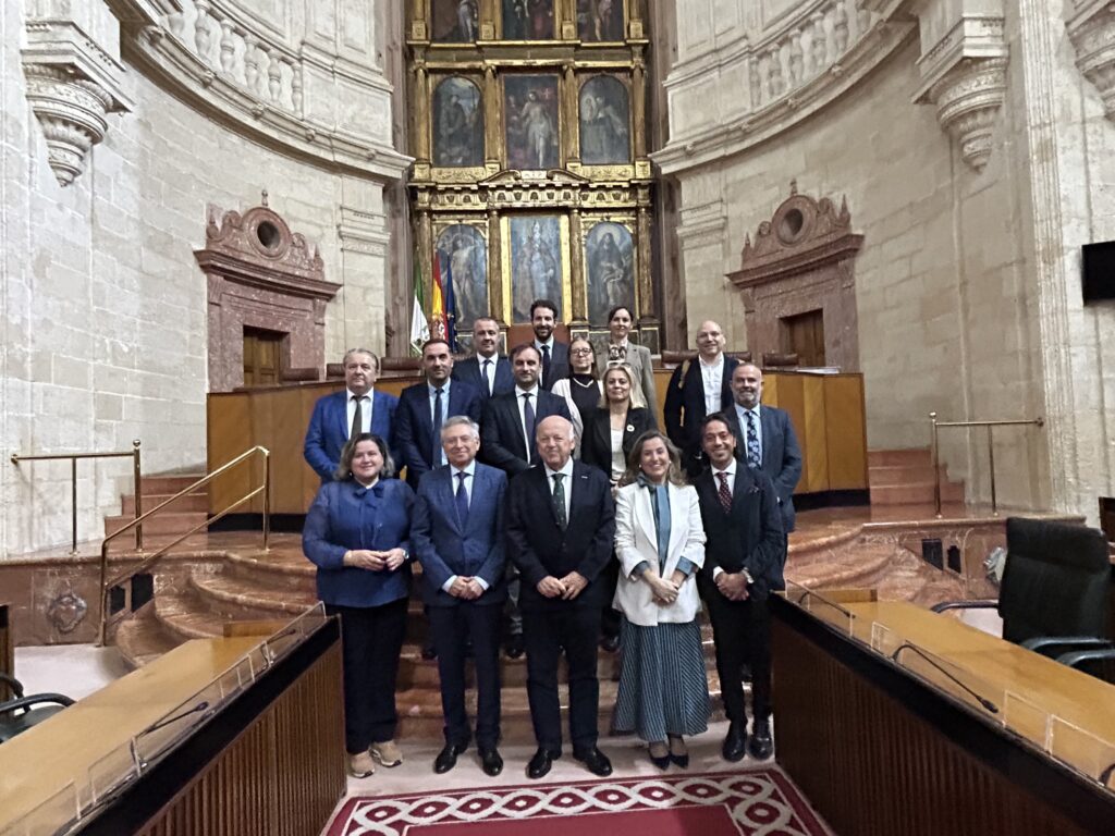 Foto de familia de la recepción del grupo en el Parlamento de Andalucía.