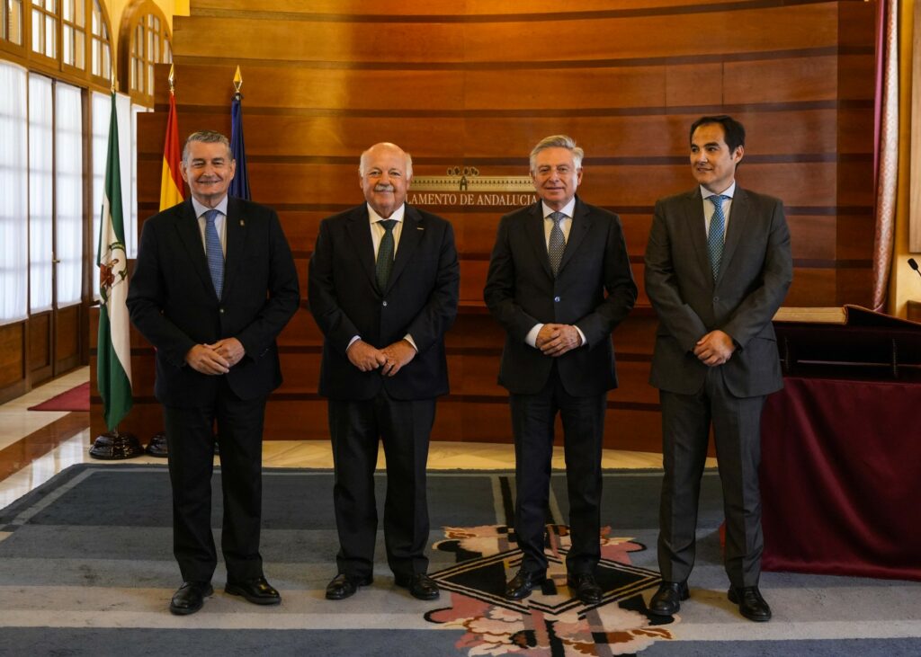 Sanz, Aguirre, Sánchez Zamorano y Nieto en la sede del Parlamento