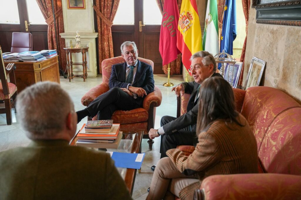 Primera visita institucional del director de la OAAF al Ayuntamiento de Sevilla.