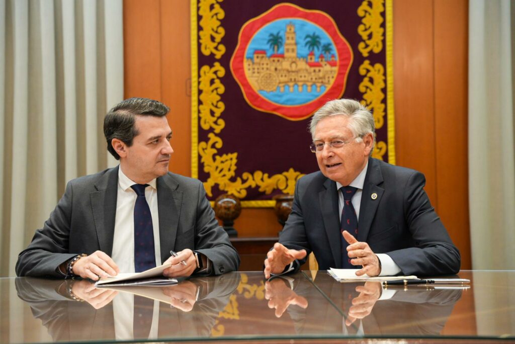 Sánchez Zamorano y Bellido durante la firma del convenio.