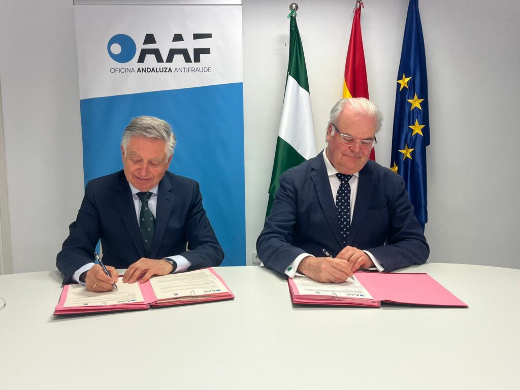 Sánchez Zamorano y Antonio Aragón durante la firma del convenio de colaboración entre ambas entidades.