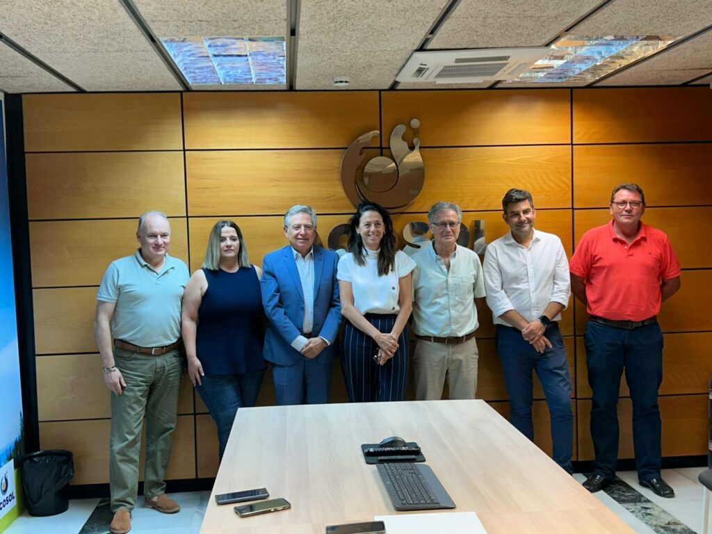 Representantes de Acosol y el director de la OAAF durante el acto de firma del convenio.