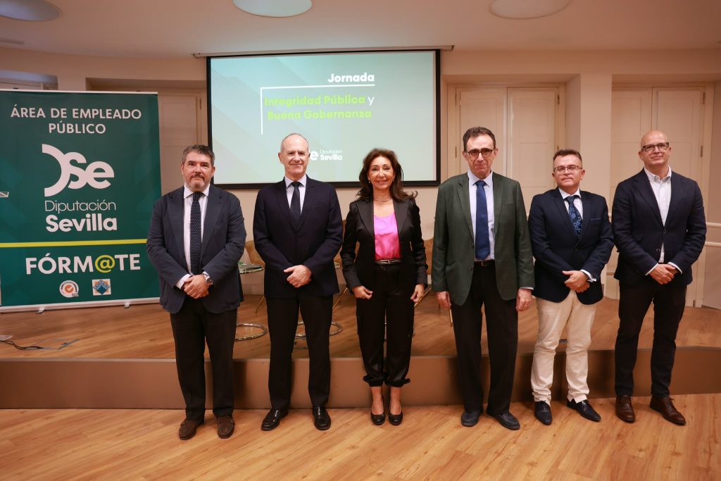 Foto de familia de los participantes en las jornadas de la Diputación de Sevilla.